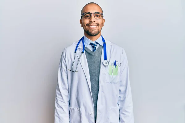 Hombre Adulto Hispano Vistiendo Uniforme Médico Estetoscopio Con Una Sonrisa —  Fotos de Stock