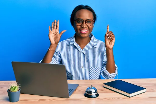 Jovem Africana Trabalhando Recepção Hotel Usando Laptop Mostrando Apontando Para — Fotografia de Stock
