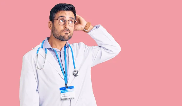 Giovane Uomo Ispanico Indossando Uniforme Medico Stetoscopio Confondere Chiedendo Domanda — Foto Stock