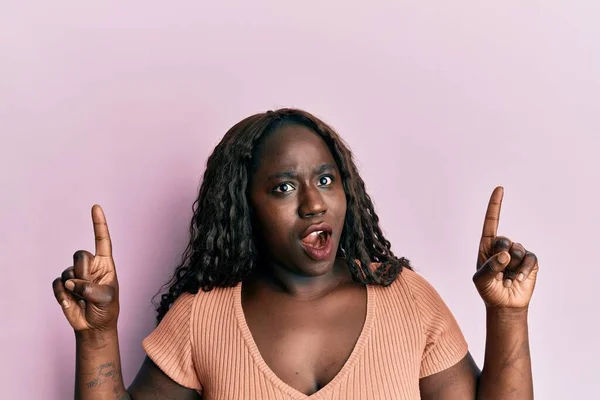 Jovem Africano Apontando Para Cima Com Dedos Rosto Choque Olhando — Fotografia de Stock