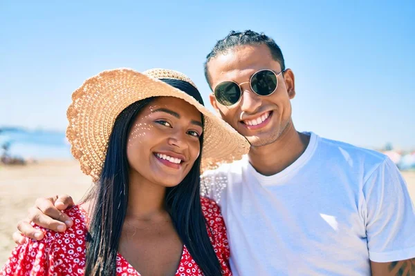 Jong Latijn Paar Glimlachen Gelukkig Knuffelen Het Strand — Stockfoto