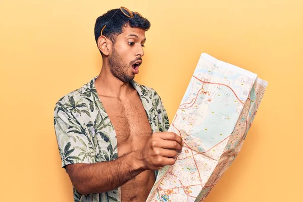 Young Latin Man Wearing Summer Shirt Holding City Map Scared — Stock fotografie