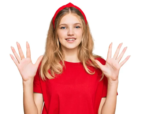 年轻美丽的高加索女孩穿着休闲装 穿着红色T恤 用十号手指指尖 面带微笑 自信而快乐 — 图库照片