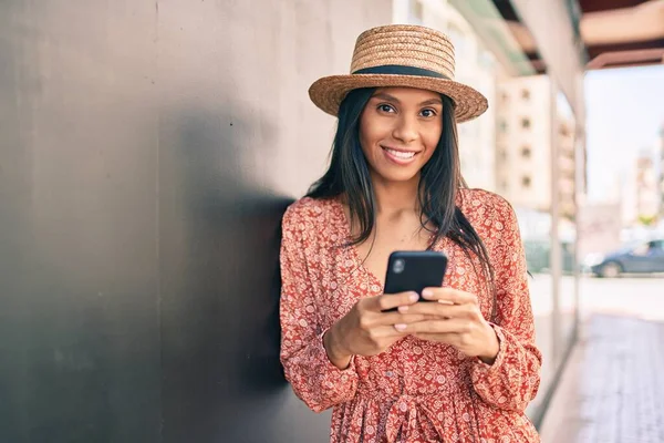 Junge Afrikanisch Amerikanische Touristin Urlaub Lächelt Glücklich Mit Smartphone Der — Stockfoto