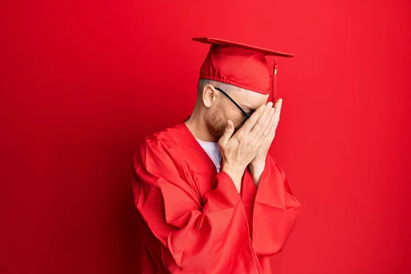 Νεαρός Κοκκινομάλλης Κόκκινο Καπέλο Αποφοίτησης Και Επίσημη Ρόμπα Λυπητερή Έκφραση — Φωτογραφία Αρχείου
