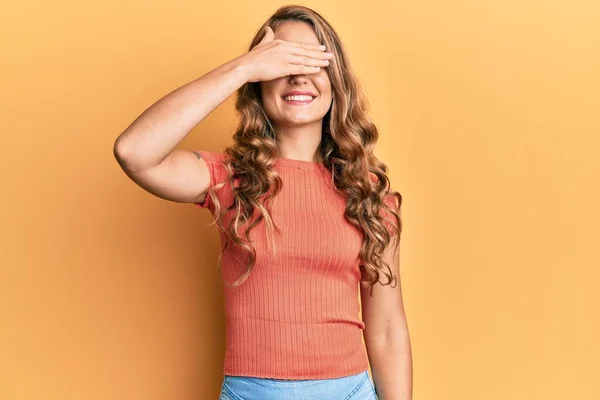 Chica Rubia Joven Con Ropa Casual Sonriendo Riendo Con Mano —  Fotos de Stock