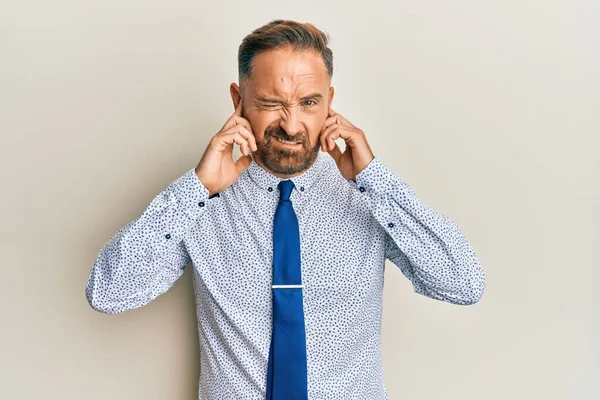 Bonito Homem Meia Idade Vestindo Camisa Negócios Gravata Cobrindo Orelhas — Fotografia de Stock