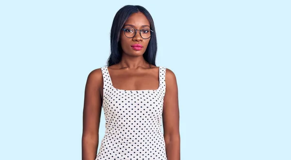 Jeune Femme Afro Américaine Portant Des Vêtements Décontractés Des Lunettes — Photo