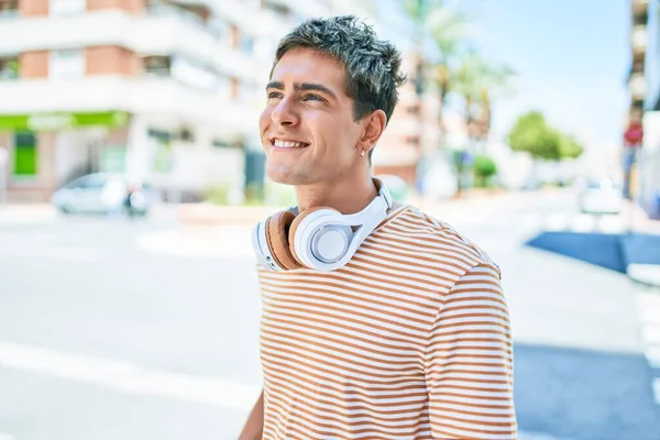 Joven Guapo Caucásico Hombre Sonriendo Feliz Usando Auriculares Caminando Ciudad —  Fotos de Stock