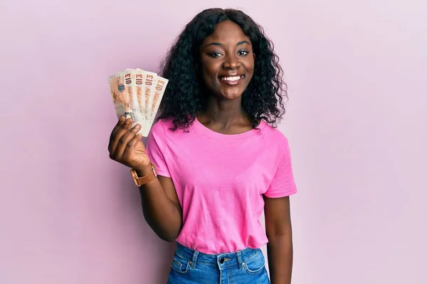 Krásná Africká Mladá Žena Drží Spojené Království Liber Bankovky Vypadající — Stock fotografie
