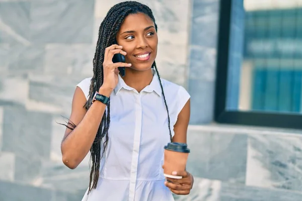 Joven Mujer Afroamericana Hablando Teléfono Inteligente Bebiendo Llevar Café Ciudad — Foto de Stock