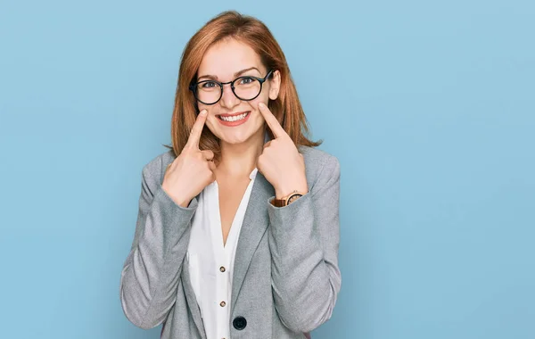 Joven Mujer Caucásica Vistiendo Estilo Negocios Gafas Sonriendo Con Boca — Foto de Stock