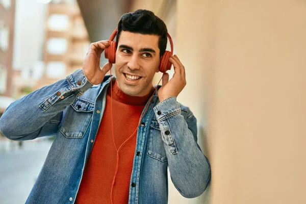 Mladý Hispánec Šťastně Usmívá Pomocí Sluchátek Městě — Stock fotografie