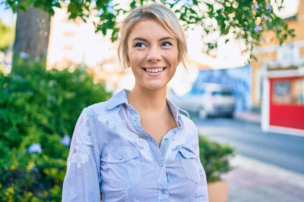 Joven Mujer Rubia Sonriendo Feliz Caminando Parque — Foto de Stock