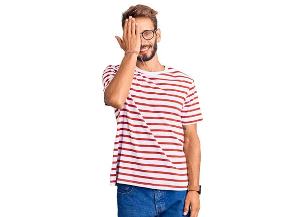 Sakallı Sıradan Kıyafetler Giyen Gözlüklü Bir Gözünü Eliyle Kapatan Kendine — Stok fotoğraf
