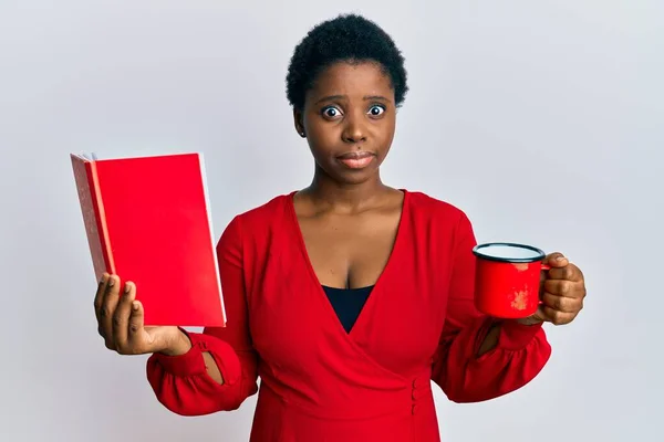 Jovem Africana Com Cabelo Curto Lendo Livro Bebendo Uma Xícara — Fotografia de Stock