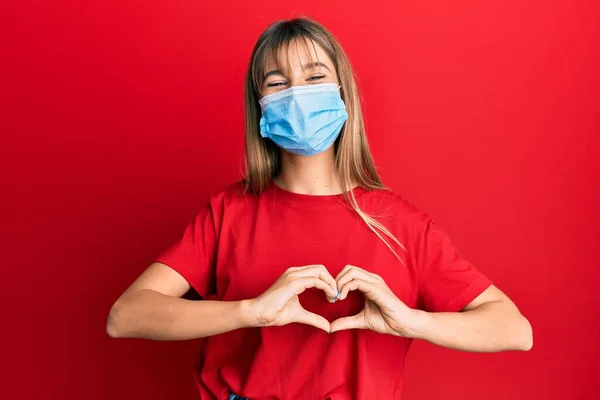 Έφηβος Καυκάσιος Κορίτσι Φορώντας Ιατρική Μάσκα Χαμογελώντας Στην Αγάπη Δείχνει — Φωτογραφία Αρχείου