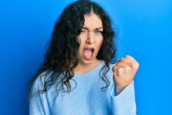 Jonge Brunette Vrouw Met Krullend Haar Dragen Casual Kleding Boos — Stockfoto