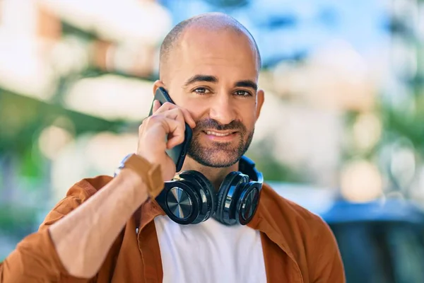 Νεαρός Ισπανόφωνος Φαλακρός Άντρας Χαμογελώντας Χαρούμενος Μιλώντας Στο Smartphone Χρησιμοποιώντας — Φωτογραφία Αρχείου