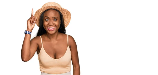 Joven Mujer Negra Con Sombrero Verano Apuntando Con Dedo Hacia — Foto de Stock