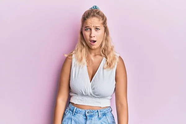 Ung Blond Flicka Bär Casual Kläder Rädd Och Chockad Med — Stockfoto