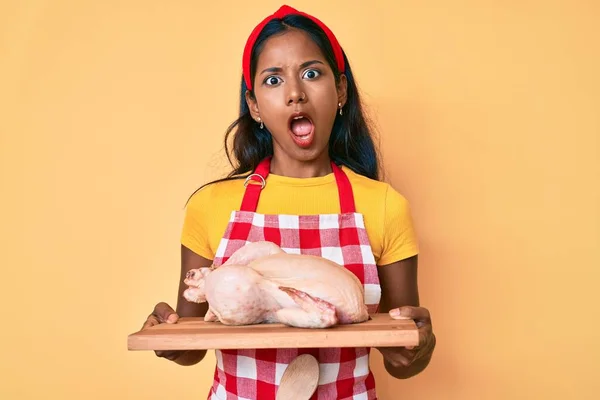 Ung Indian Flicka Bär Kock Förkläde Och Hålla Kyckling Chock — Stockfoto