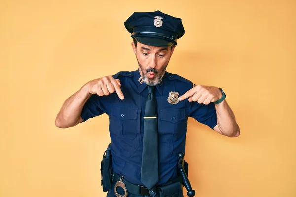 Hispánec Středního Věku Policejní Uniformě Ukazuje Prstem Reklamu Překvapený Obličej — Stock fotografie