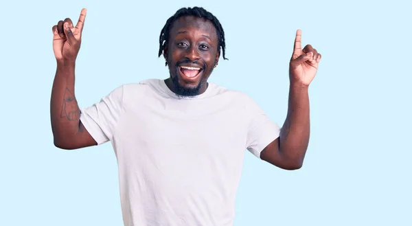 Young African American Man Braids Wearing Casual White Tshirt Smiling — 图库照片