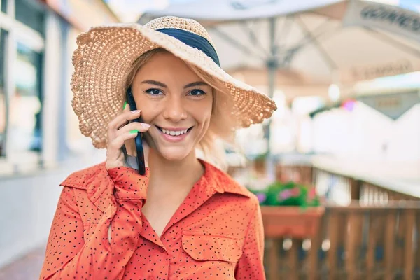 Young Blonde Tourist Woman Smiling Happy Talking Smartphone City — Stock Photo, Image