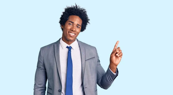 Schöner Afrikanisch Amerikanischer Mann Mit Afro Haaren Trägt Business Jacke — Stockfoto
