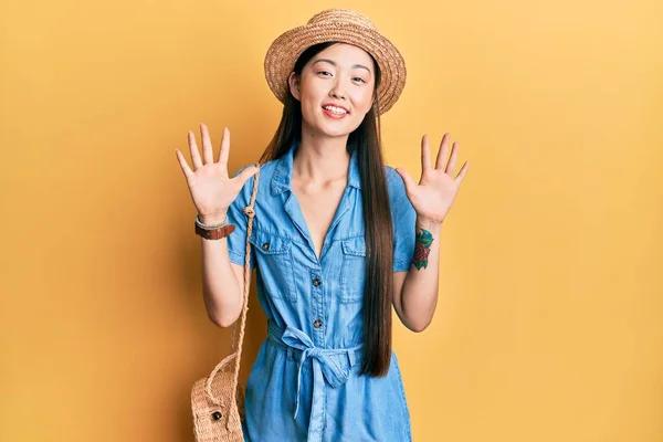 Junge Chinesin Mit Sommermütze Zeigt Mit Finger Nummer Zehn Nach — Stockfoto