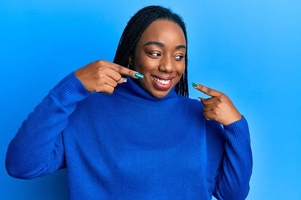 Jovem Afro Americana Vestindo Camisola Inverno Casual Sorrindo Alegre Mostrando — Fotografia de Stock