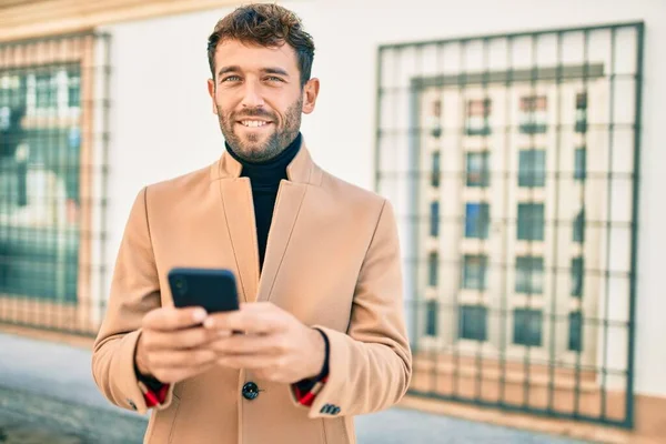 Zarif Bir Ceket Giyen Yakışıklı Bir Adamı Akıllı Telefon Kullanarak — Stok fotoğraf