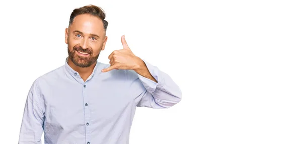 電話で話すような手や指で携帯電話のジェスチャーをして笑顔ビジネスシャツを着てハンサムな中年の男性 コミュニケーションの概念 — ストック写真