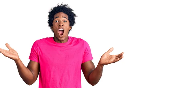 Όμορφος Αφροαμερικάνος Άνδρας Αφρο Μαλλιά Φορώντας Casual Ροζ Μπλουζάκι Γιορτάζοντας — Φωτογραφία Αρχείου