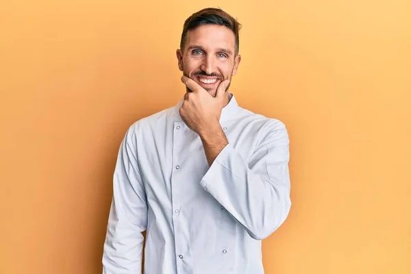 Bell Uomo Con Barba Che Indossa Uniforme Cuoco Professionista Guardando — Foto Stock