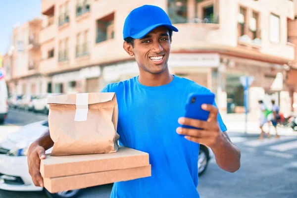 Africano Homem Entrega Vestindo Courier Uniforme Livre Usando Smartphone — Fotografia de Stock