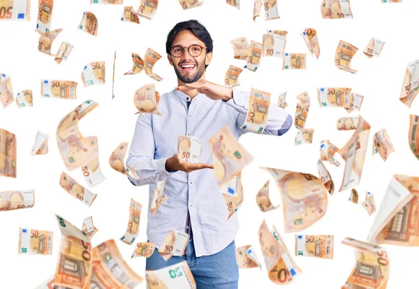 Schöner Hispanischer Mann Mit Businesshemd Und Brille Gestikulierend Mit Händen — Stockfoto