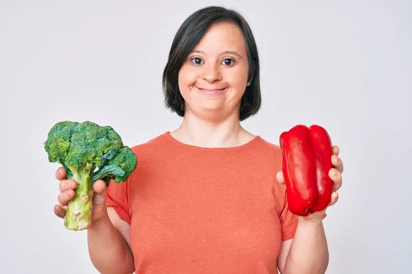 Donna Bruna Con Sindrome Con Broccoli Peperoncino Sorridente Con Sorriso — Foto Stock