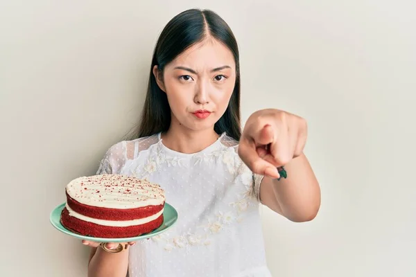 Młoda Chinka Trzymająca Tort Marchewkowy Wskazujący Palcem Kamerę Ciebie Pewny — Zdjęcie stockowe