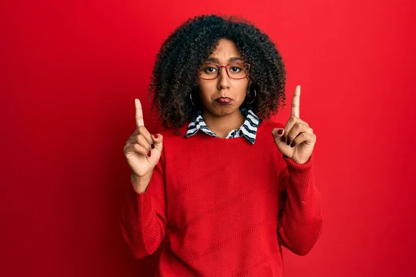 Beautiful African American Woman Afro Hair Wearing Sweater Glasses Pointing — Foto Stock