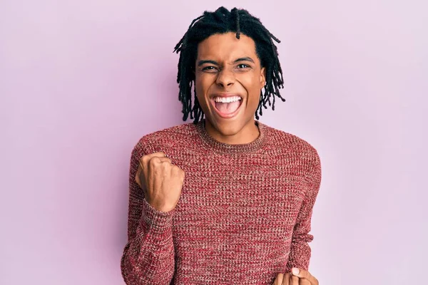 Joven Hombre Afroamericano Vistiendo Suéter Casual Invierno Celebrando Sorprendido Sorprendido —  Fotos de Stock