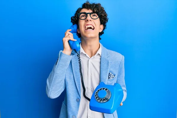 Hispánský Mladý Muž Hovořící Starém Telefonu Naštvaný Šílený Křičí Frustrovaný — Stock fotografie