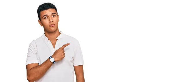 Hombre Árabe Joven Con Ropa Casual Señalando Con Dedo Mano —  Fotos de Stock