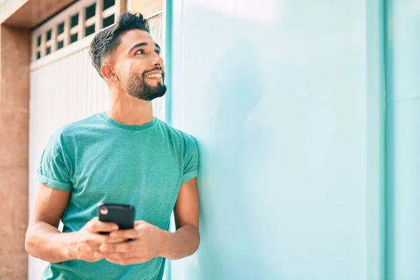 Genç Arap Adam Şehirde Akıllı Telefon Kullanarak Mutlu Gülümsüyor — Stok fotoğraf
