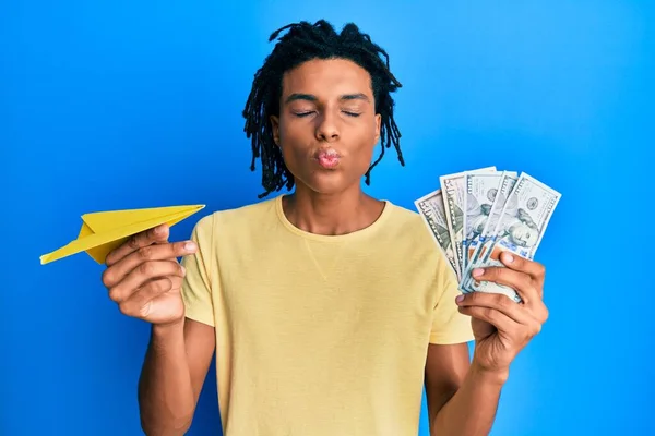Ein Junger Afrikanisch Amerikanischer Mann Der Papierflieger Und Dollars Die — Stockfoto
