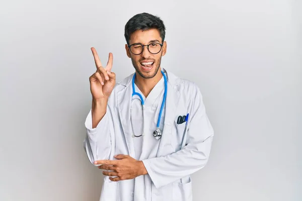 Młody Przystojny Mężczyzna Mundurze Doktora Stetoskopie Uśmiechnięty Szczęśliwą Twarzą Mrugającą — Zdjęcie stockowe