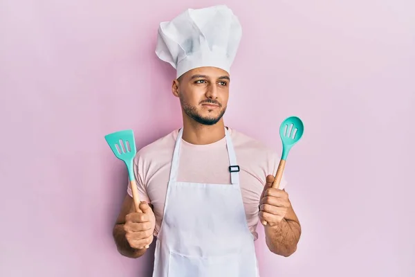 Hombre Árabe Joven Con Delantal Cocinero Profesional Sombrero Sosteniendo Cuchara —  Fotos de Stock