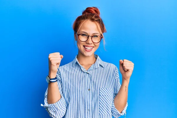 Jonge Mooie Roodharige Vrouw Draagt Casual Kleding Glazen Blauwe Achtergrond — Stockfoto