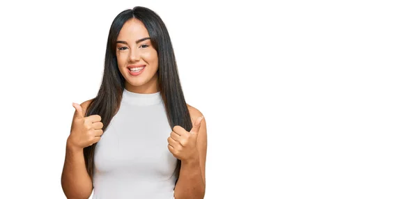 Junge Schöne Hispanische Mädchen Lässiger Kleidung Erfolgszeichen Tun Positive Geste — Stockfoto